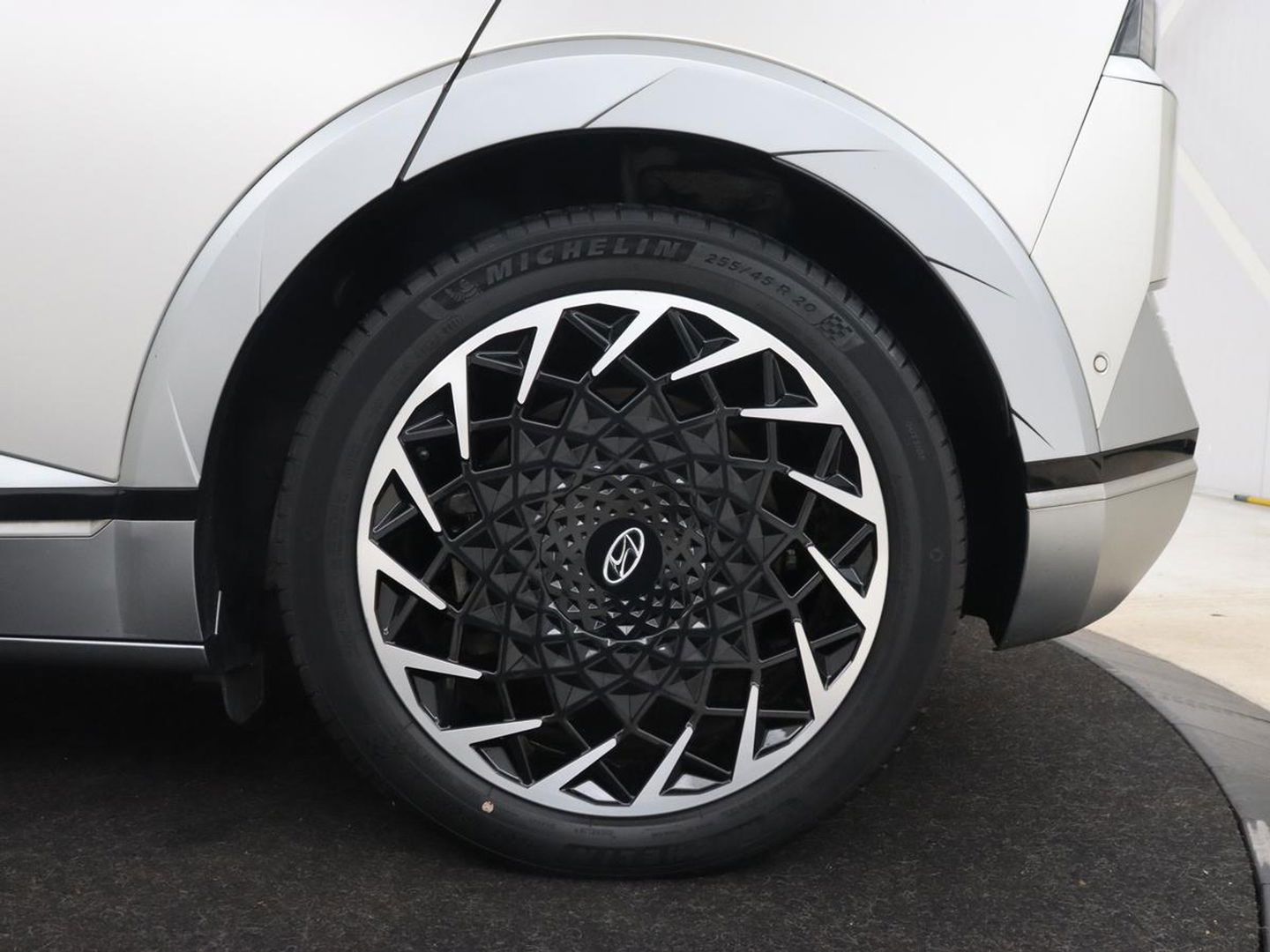 Hyundai IONIQ 5 Lounge 73kWh | Panoramadak | Stoelventilatie | Leder | Head-Up | Warmtepomp | Trekhaak | 360 Camera | Achterbankverwarming | Adaptive cruise | Navigatie | Full LED | Carplay