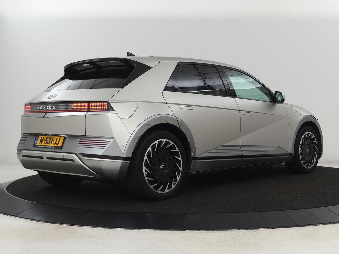 Hyundai IONIQ 5 Lounge 73kWh | Panoramadak | Stoelventilatie | Leder | Head-Up | Warmtepomp | Trekhaak | 360 Camera | Achterbankverwarming | Adaptive cruise | Navigatie | Full LED | Carplay