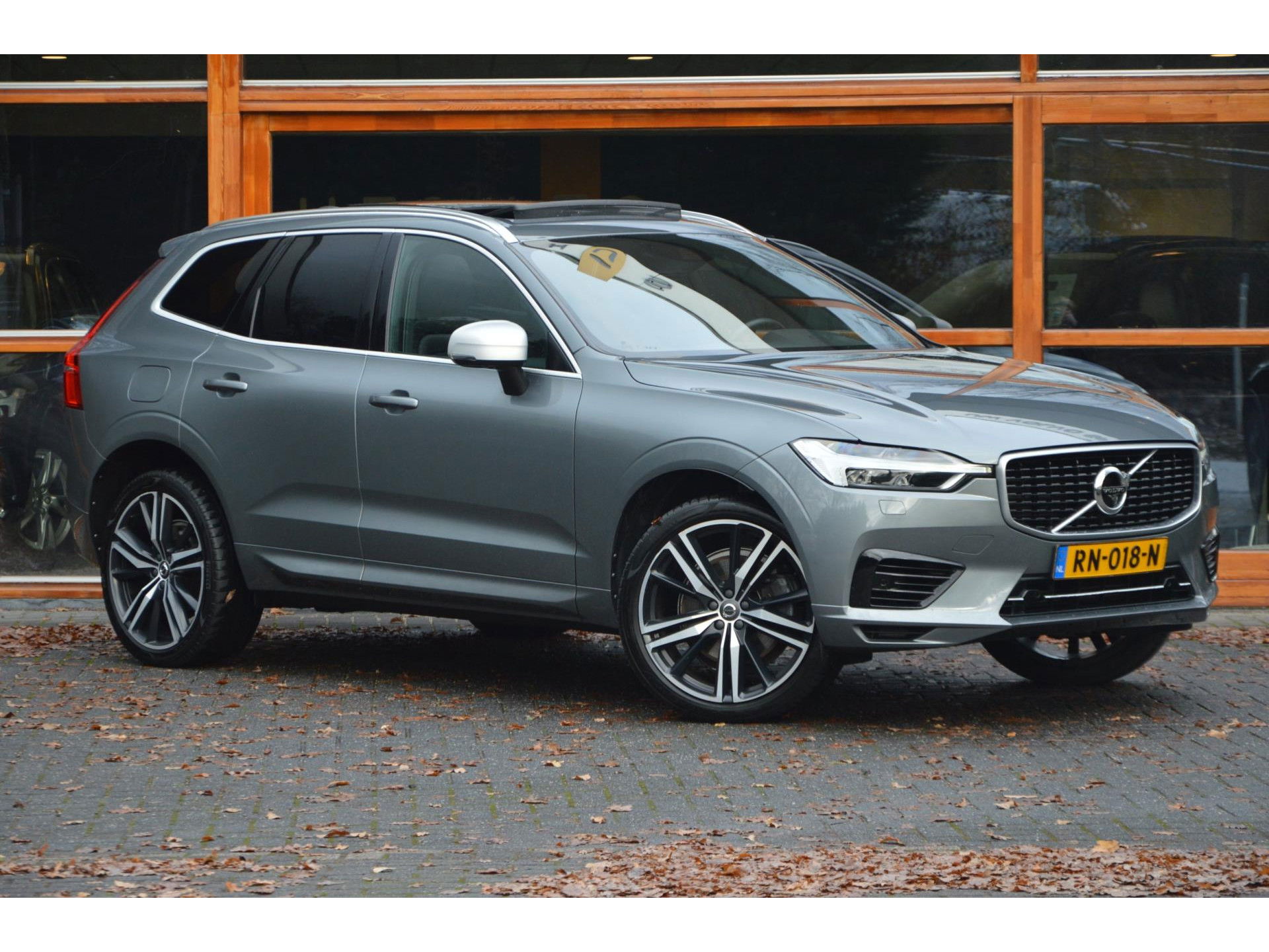 Volvo XC60 T8 Hybride AWD R-Design | Luchtvering | Panoramadak | Trekhaak 2100KG | Rondom stoelverwarming | 360 Camera |
