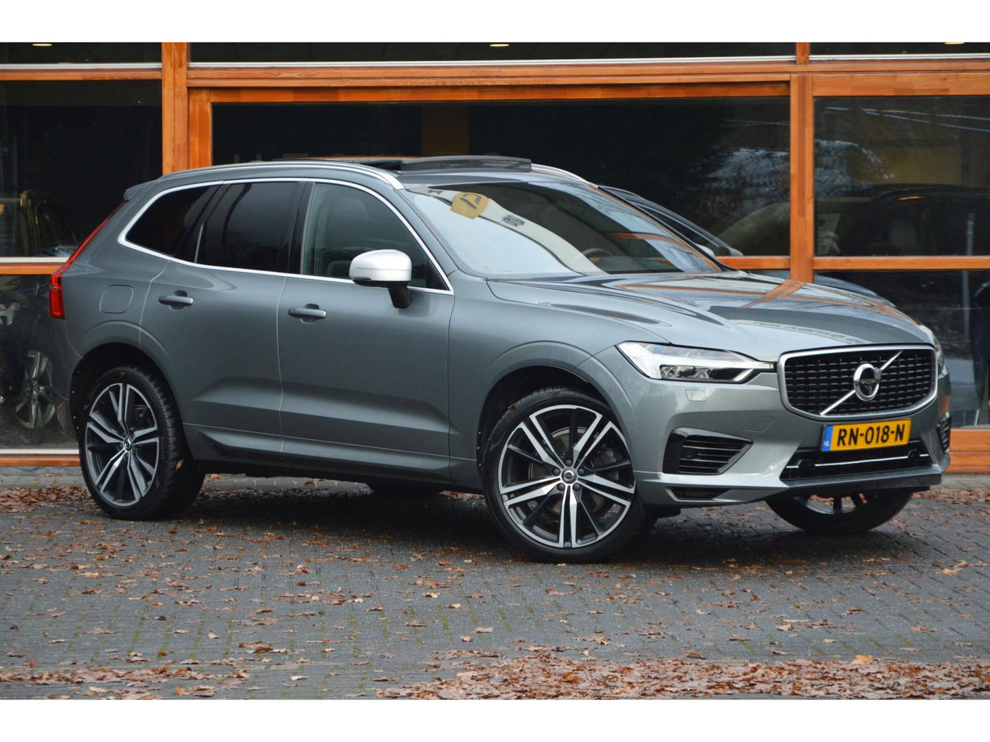 Volvo XC60 T8 Hybride AWD R-Design | Luchtvering | Panoramadak | Trekhaak 2100KG | Rondom stoelverwarming | 360 Camera |