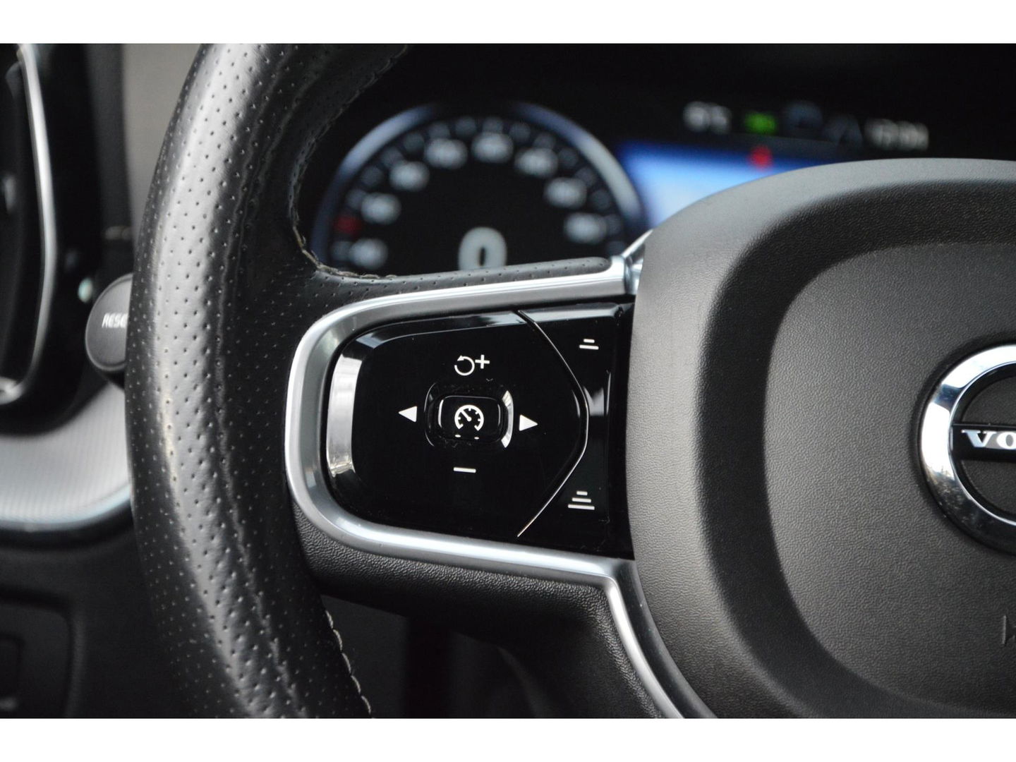 Volvo XC60 T8 Hybride AWD R-Design | Luchtvering | Panoramadak | Trekhaak 2100KG | Rondom stoelverwarming | 360 Camera |