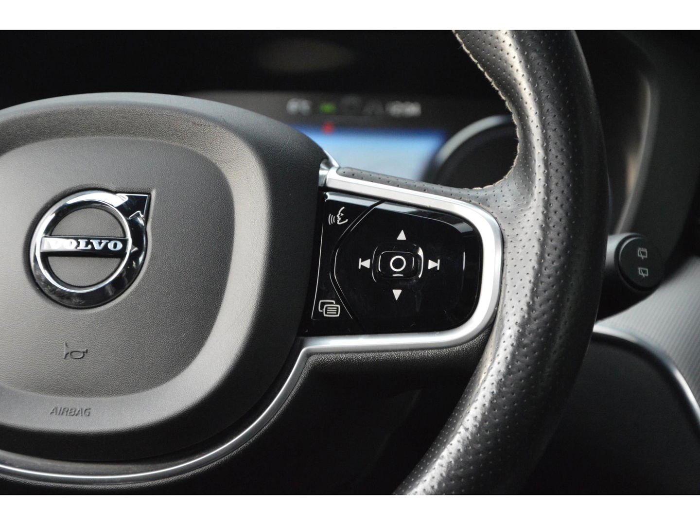 Volvo XC60 T8 Hybride AWD R-Design | Luchtvering | Panoramadak | Trekhaak 2100KG | Rondom stoelverwarming | 360 Camera |