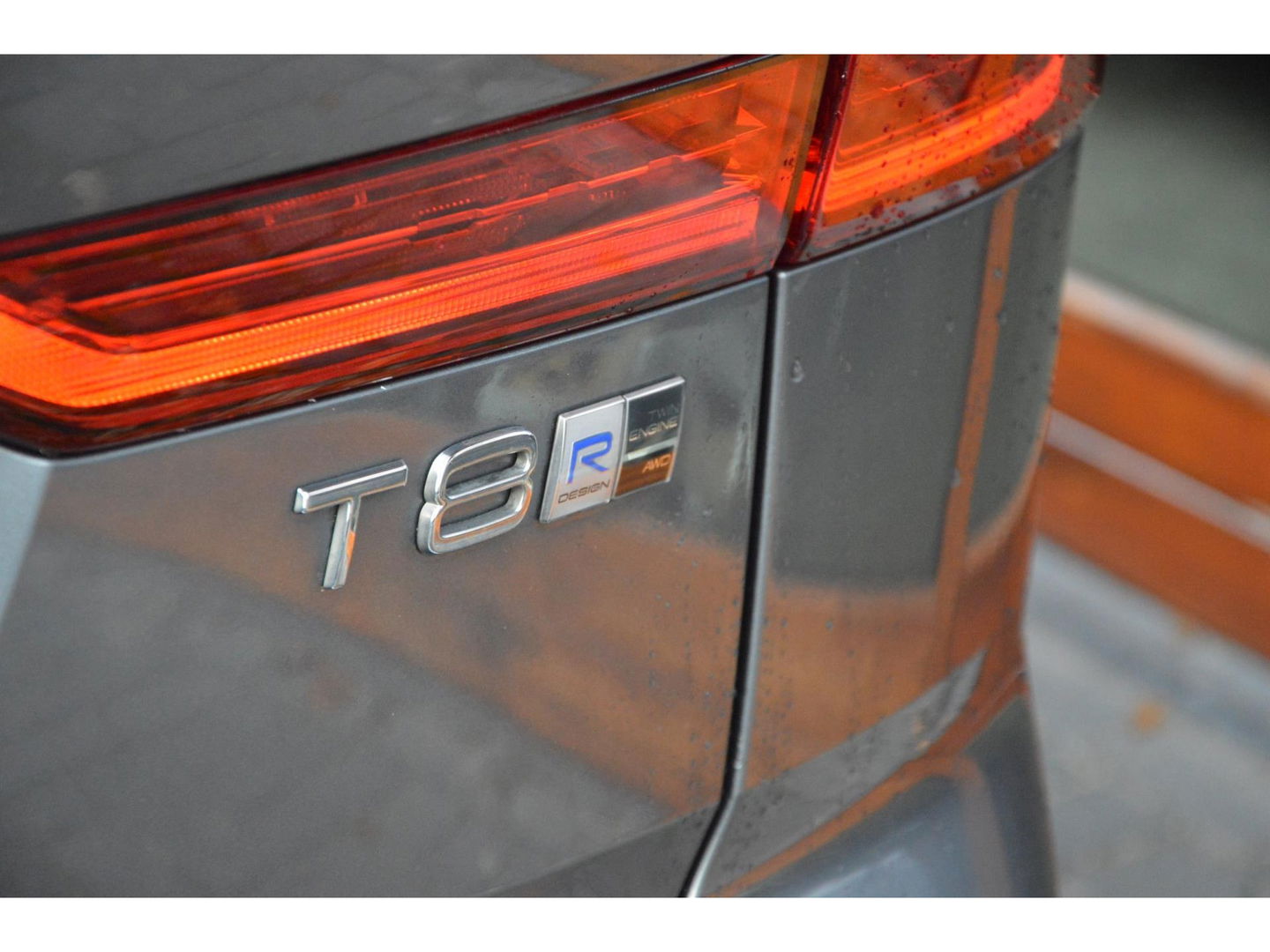 Volvo XC60 T8 Hybride AWD R-Design | Luchtvering | Panoramadak | Trekhaak 2100KG | Rondom stoelverwarming | 360 Camera |