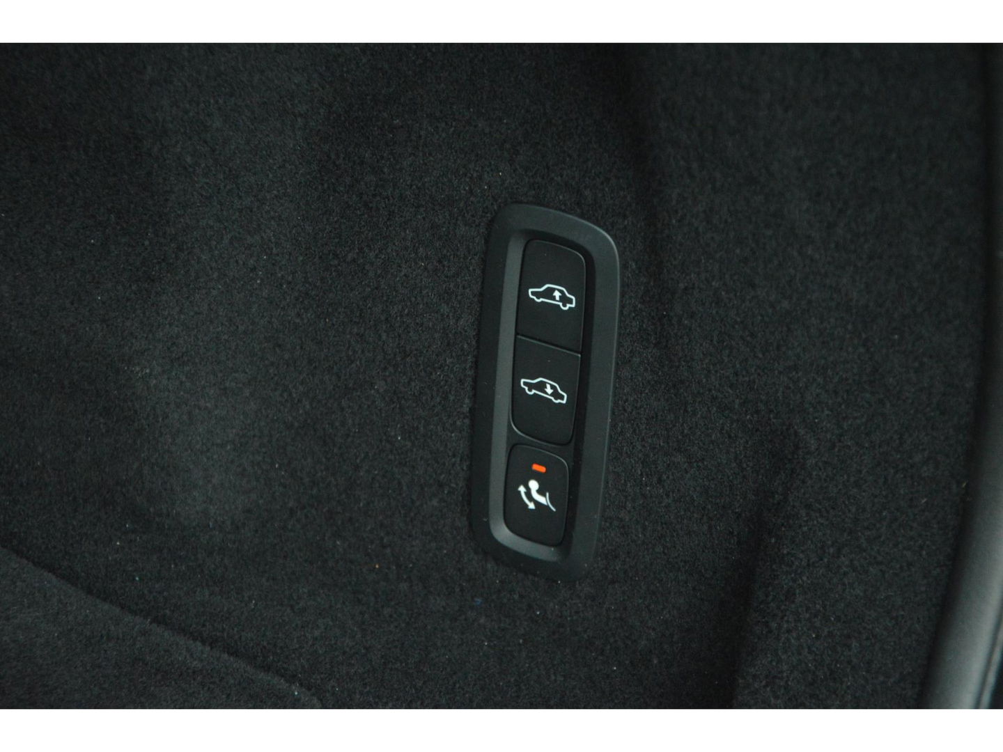 Volvo XC60 T8 Hybride AWD R-Design | Luchtvering | Panoramadak | Trekhaak 2100KG | Rondom stoelverwarming | 360 Camera |