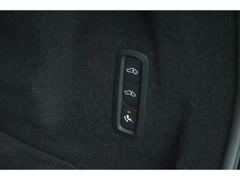 Volvo XC60 T8 Hybride AWD R-Design | Luchtvering | Panoramadak | Trekhaak 2100KG | Rondom stoelverwarming | 360 Camera |