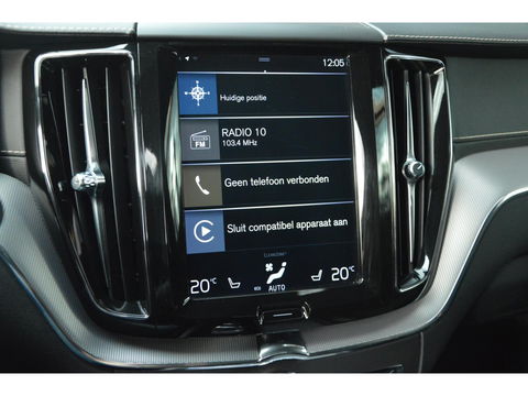 Volvo XC60 T8 Hybride AWD R-Design | Luchtvering | Panoramadak | Trekhaak 2100KG | Rondom stoelverwarming | 360 Camera |