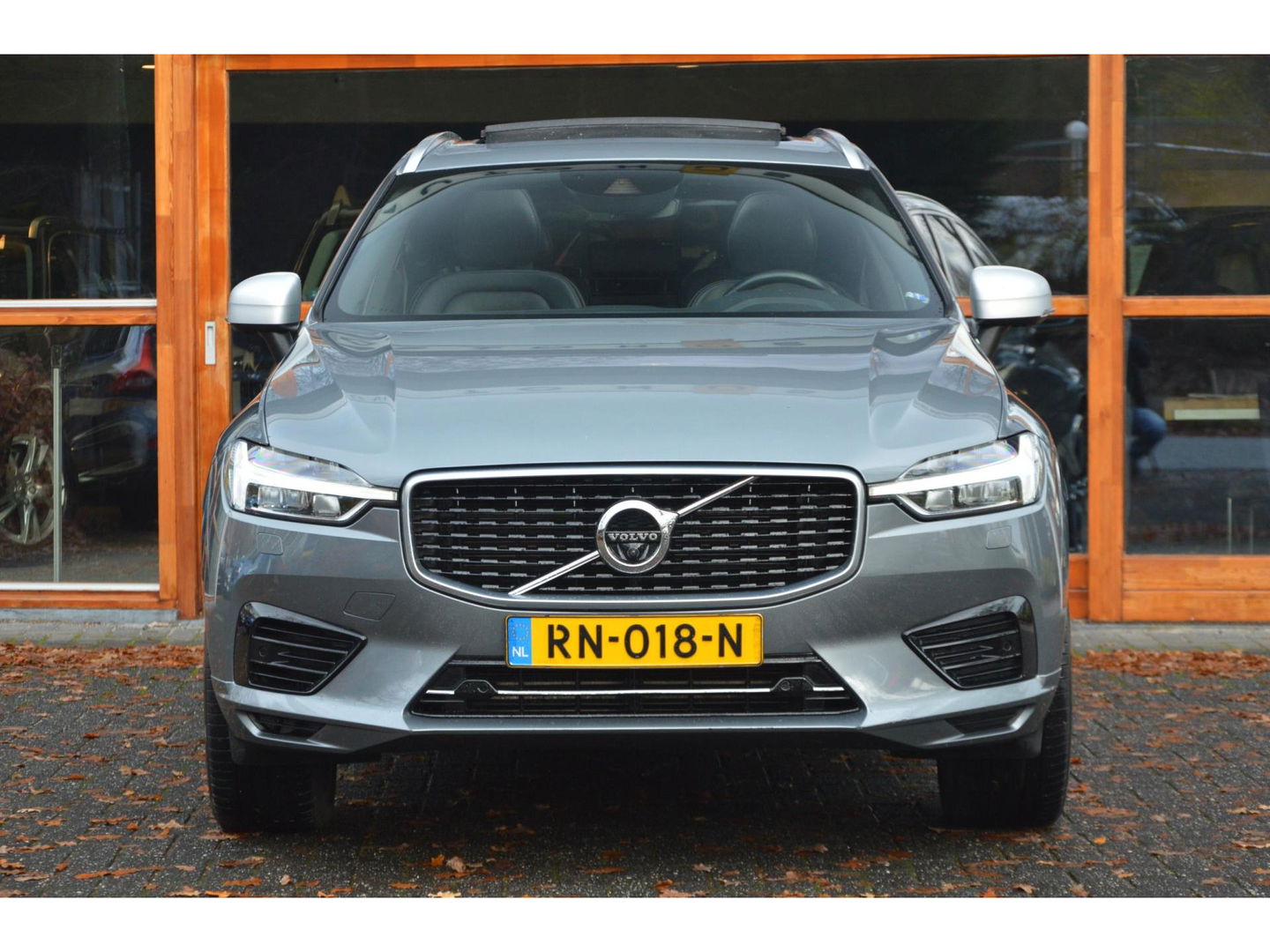 Volvo XC60 T8 Hybride AWD R-Design | Luchtvering | Panoramadak | Trekhaak 2100KG | Rondom stoelverwarming | 360 Camera |