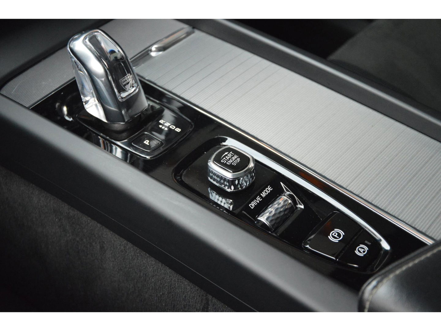 Volvo XC60 T8 Hybride AWD R-Design | Luchtvering | Panoramadak | Trekhaak 2100KG | Rondom stoelverwarming | 360 Camera |