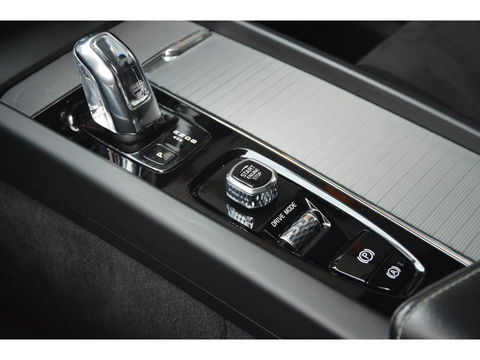 Volvo XC60 T8 Hybride AWD R-Design | Luchtvering | Panoramadak | Trekhaak 2100KG | Rondom stoelverwarming | 360 Camera |