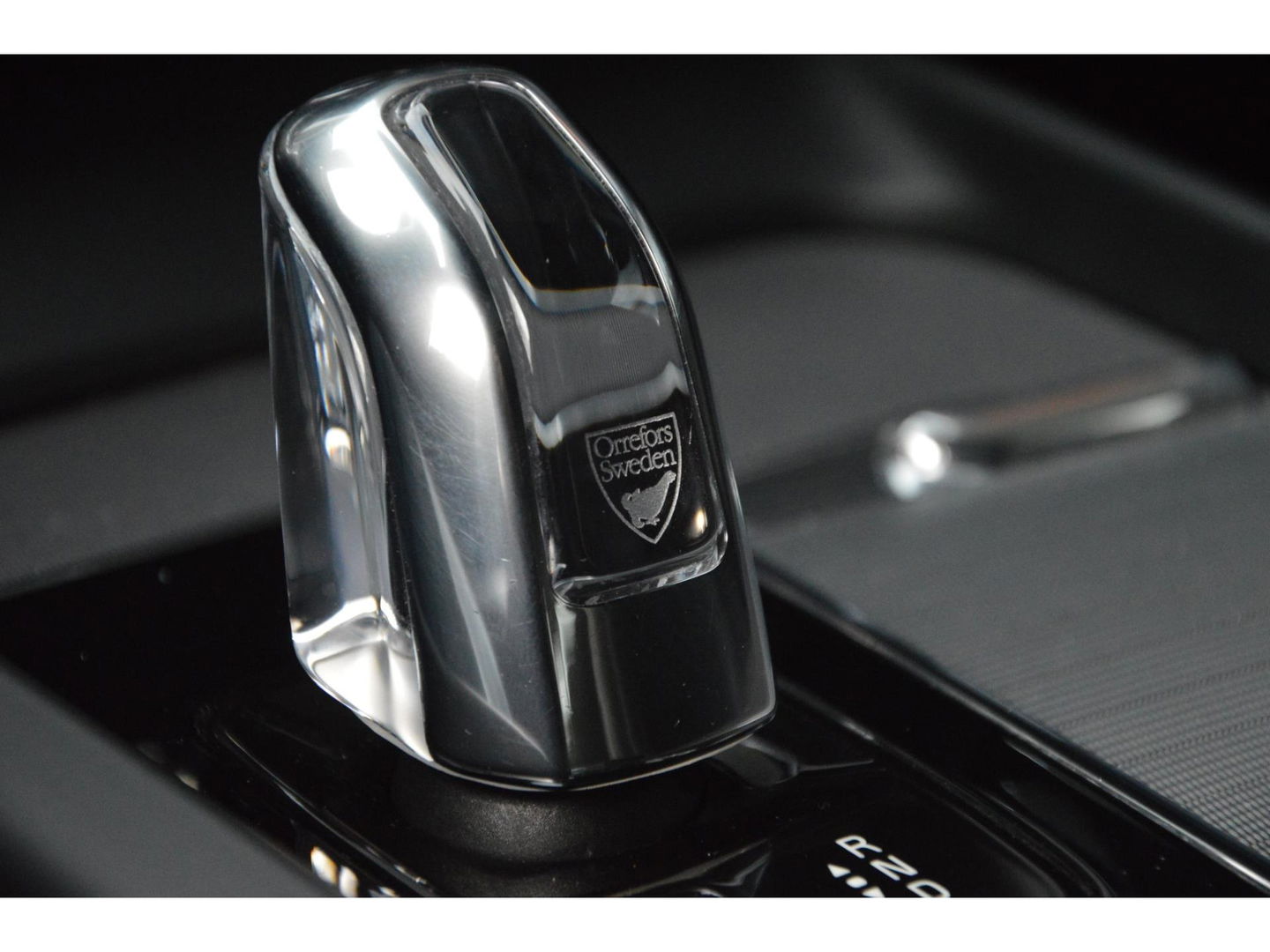 Volvo XC60 T8 Hybride AWD R-Design | Luchtvering | Panoramadak | Trekhaak 2100KG | Rondom stoelverwarming | 360 Camera |