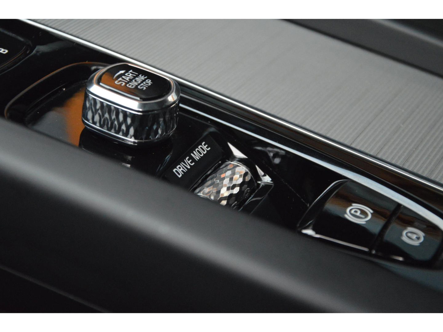 Volvo XC60 T8 Hybride AWD R-Design | Luchtvering | Panoramadak | Trekhaak 2100KG | Rondom stoelverwarming | 360 Camera |