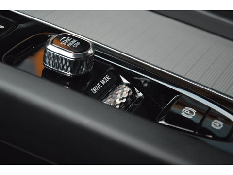 Volvo XC60 T8 Hybride AWD R-Design | Luchtvering | Panoramadak | Trekhaak 2100KG | Rondom stoelverwarming | 360 Camera |