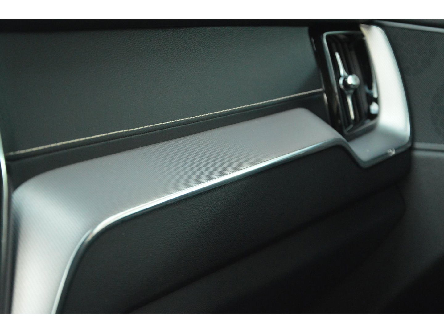 Volvo XC60 T8 Hybride AWD R-Design | Luchtvering | Panoramadak | Trekhaak 2100KG | Rondom stoelverwarming | 360 Camera |