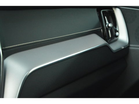 Volvo XC60 T8 Hybride AWD R-Design | Luchtvering | Panoramadak | Trekhaak 2100KG | Rondom stoelverwarming | 360 Camera |