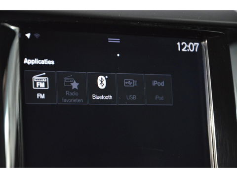 Volvo XC60 T8 Hybride AWD R-Design | Luchtvering | Panoramadak | Trekhaak 2100KG | Rondom stoelverwarming | 360 Camera |