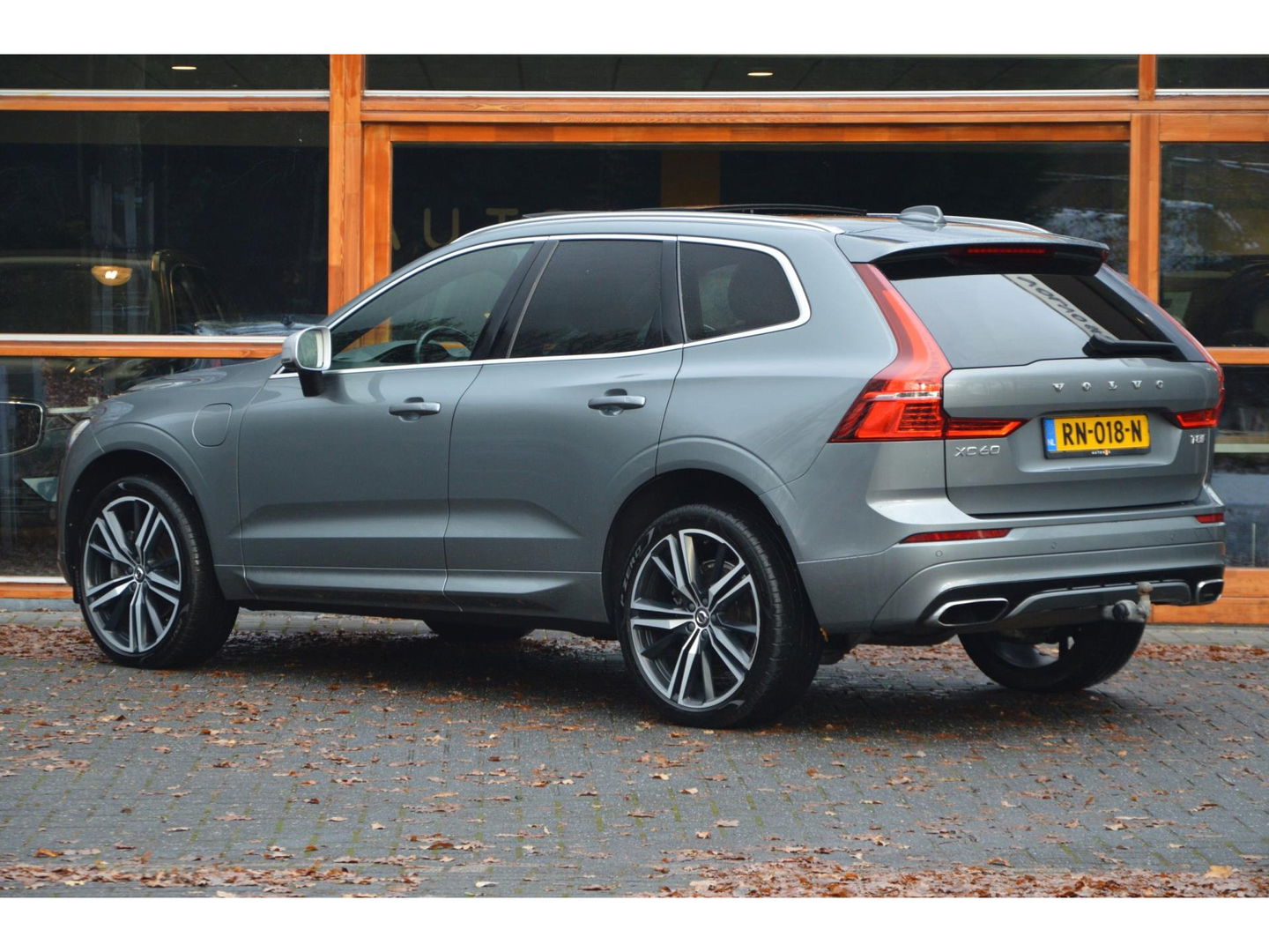 Volvo XC60 T8 Hybride AWD R-Design | Luchtvering | Panoramadak | Trekhaak 2100KG | Rondom stoelverwarming | 360 Camera |