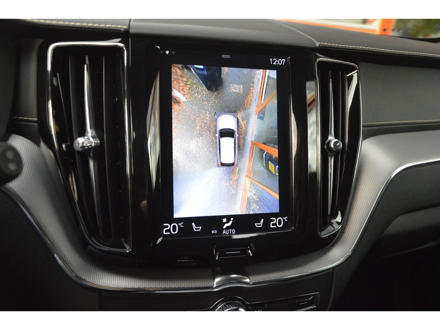 Volvo XC60 T8 Hybride AWD R-Design | Luchtvering | Panoramadak | Trekhaak 2100KG | Rondom stoelverwarming | 360 Camera |