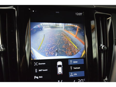 Volvo XC60 T8 Hybride AWD R-Design | Luchtvering | Panoramadak | Trekhaak 2100KG | Rondom stoelverwarming | 360 Camera |