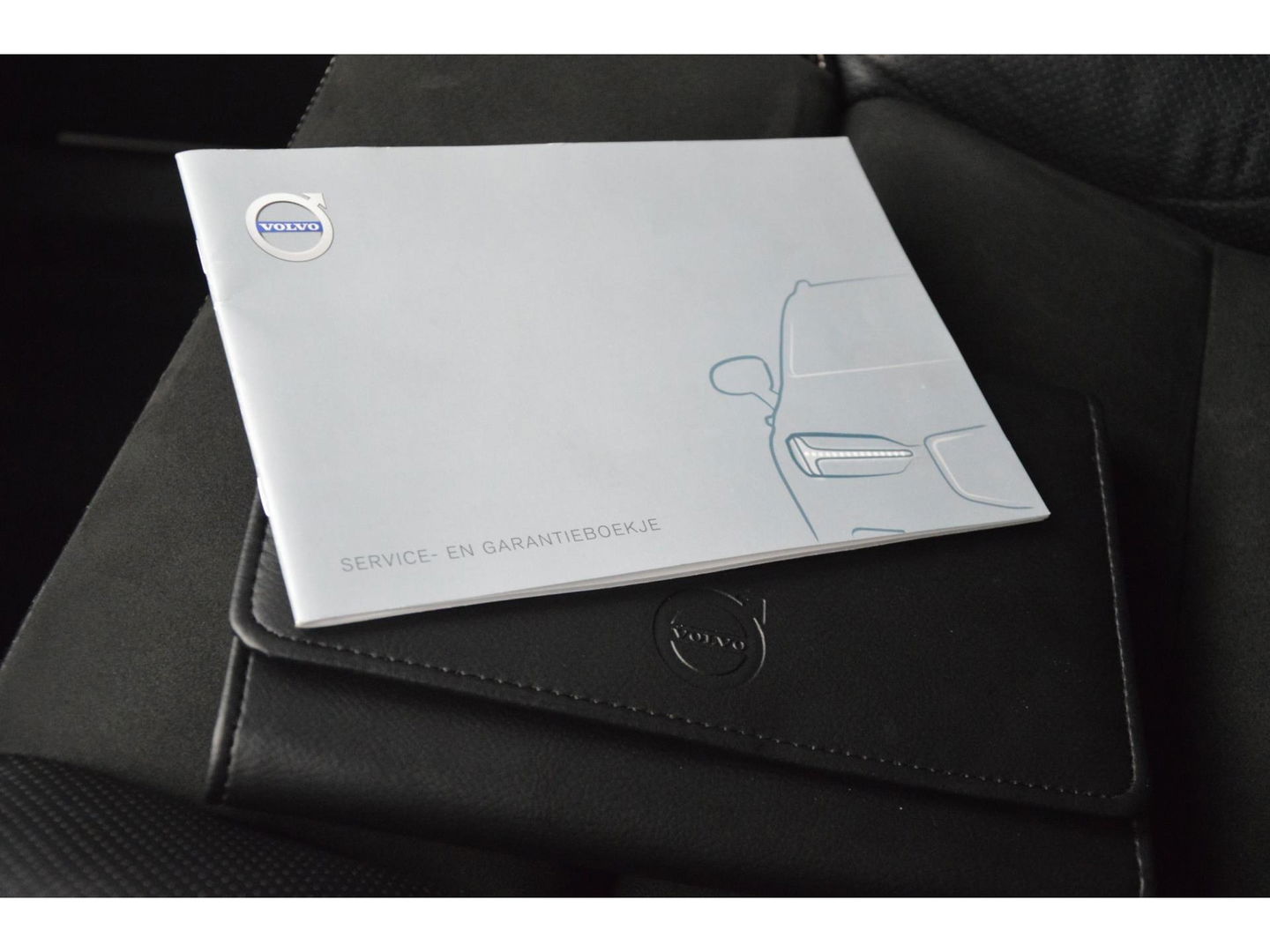 Volvo XC60 T8 Hybride AWD R-Design | Luchtvering | Panoramadak | Trekhaak 2100KG | Rondom stoelverwarming | 360 Camera |