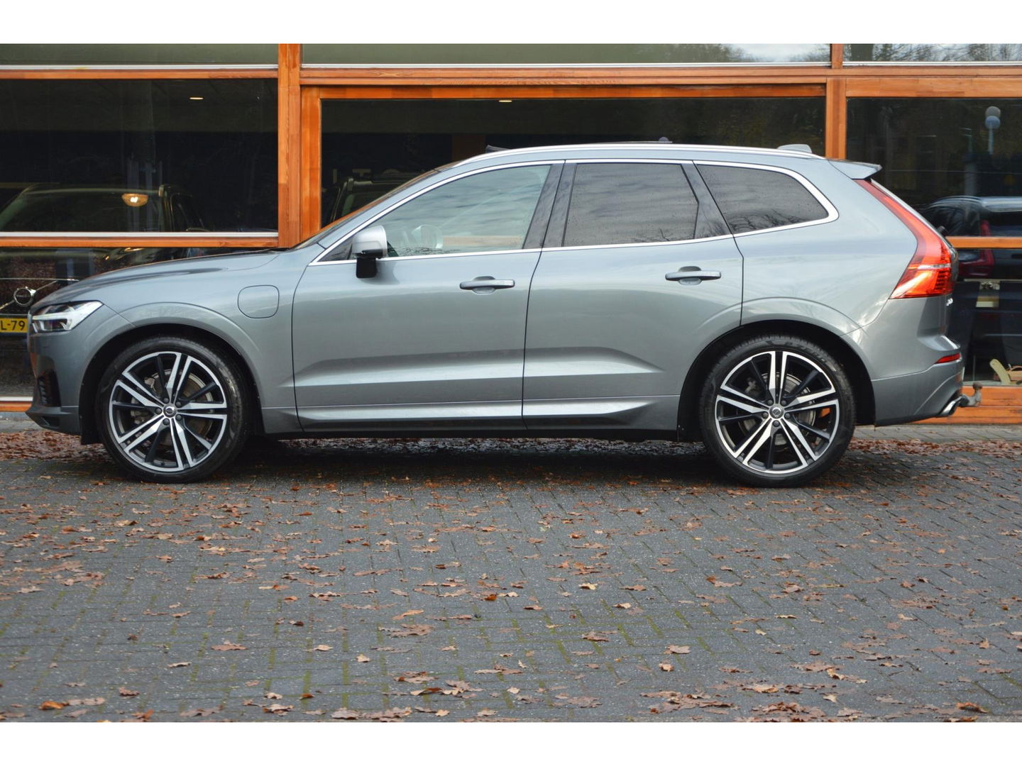 Volvo XC60 T8 Hybride AWD R-Design | Luchtvering | Panoramadak | Trekhaak 2100KG | Rondom stoelverwarming | 360 Camera |