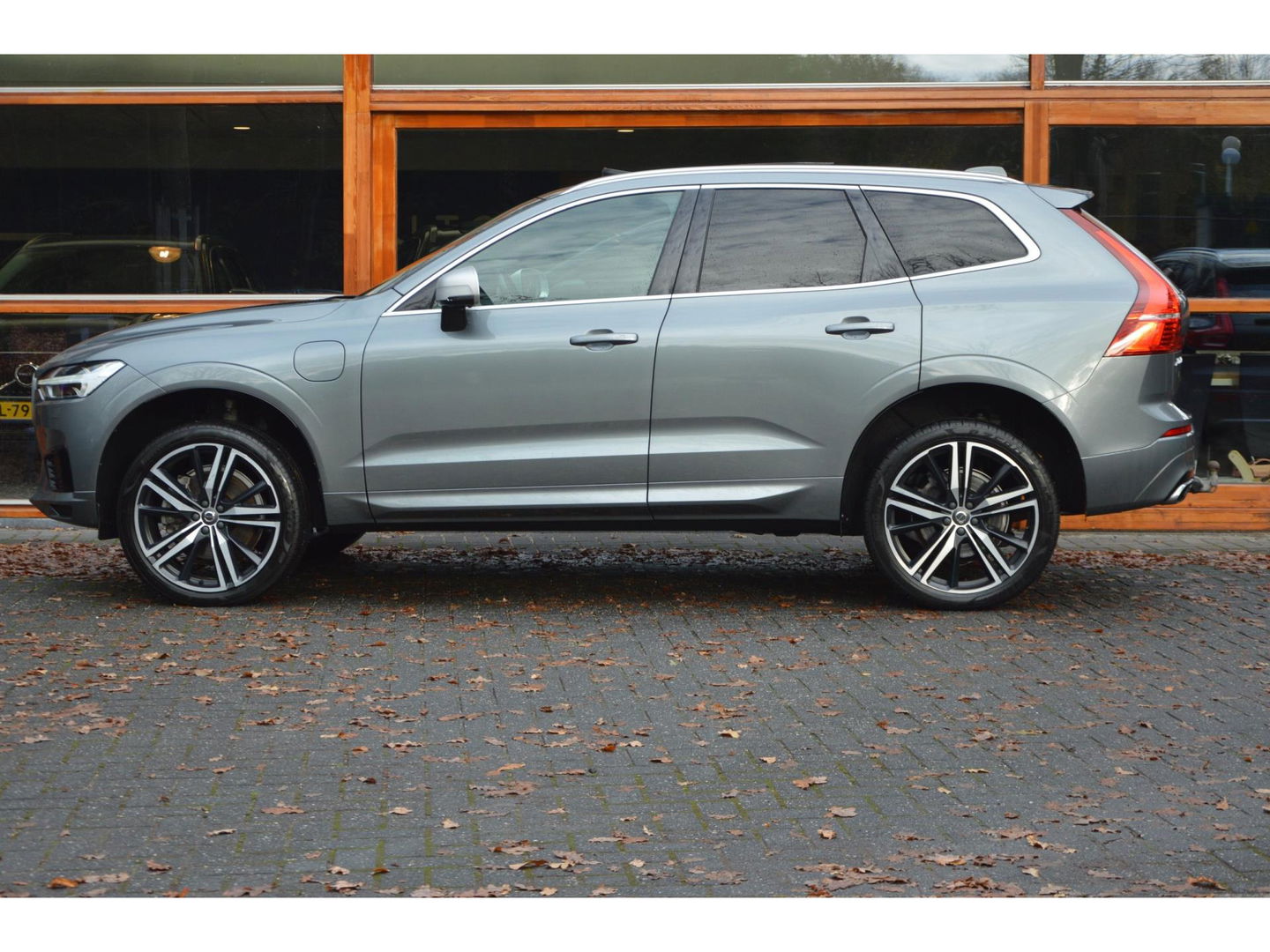 Volvo XC60 T8 Hybride AWD R-Design | Luchtvering | Panoramadak | Trekhaak 2100KG | Rondom stoelverwarming | 360 Camera |