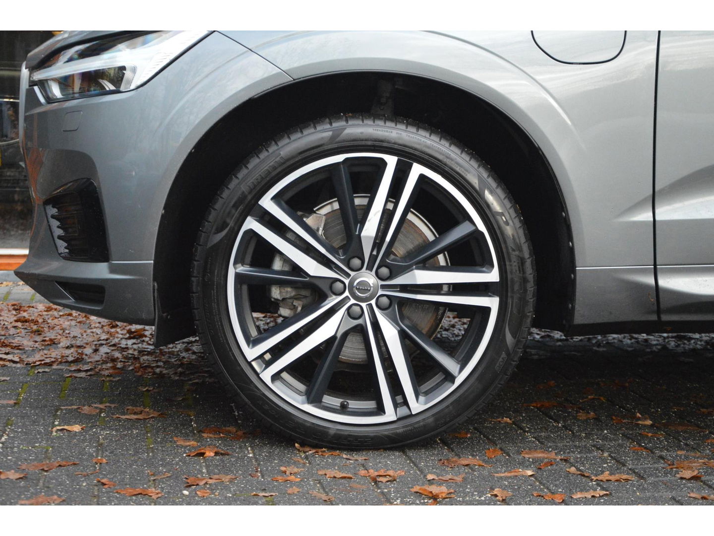 Volvo XC60 T8 Hybride AWD R-Design | Luchtvering | Panoramadak | Trekhaak 2100KG | Rondom stoelverwarming | 360 Camera |