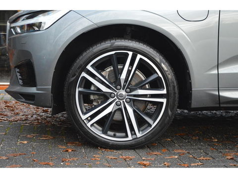 Volvo XC60 T8 Hybride AWD R-Design | Luchtvering | Panoramadak | Trekhaak 2100KG | Rondom stoelverwarming | 360 Camera |