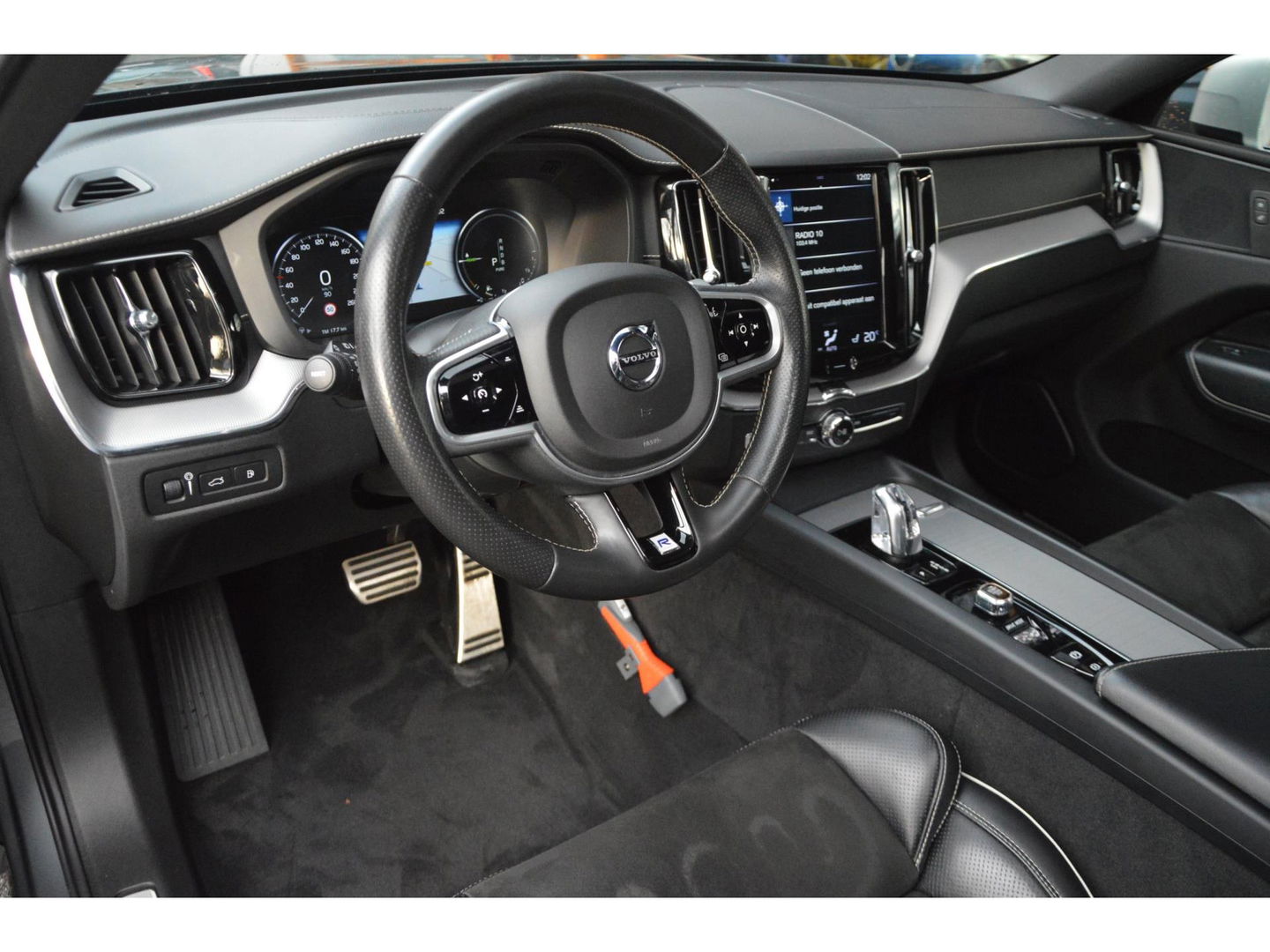 Volvo XC60 T8 Hybride AWD R-Design | Luchtvering | Panoramadak | Trekhaak 2100KG | Rondom stoelverwarming | 360 Camera |