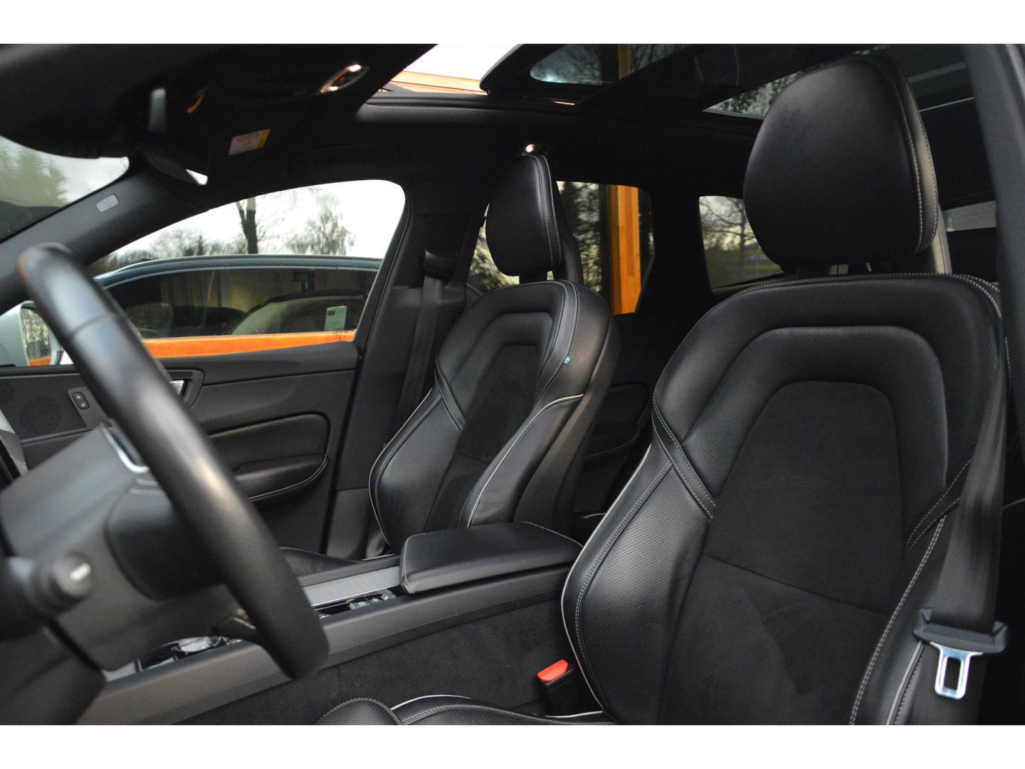 Volvo XC60 T8 Hybride AWD R-Design | Luchtvering | Panoramadak | Trekhaak 2100KG | Rondom stoelverwarming | 360 Camera |