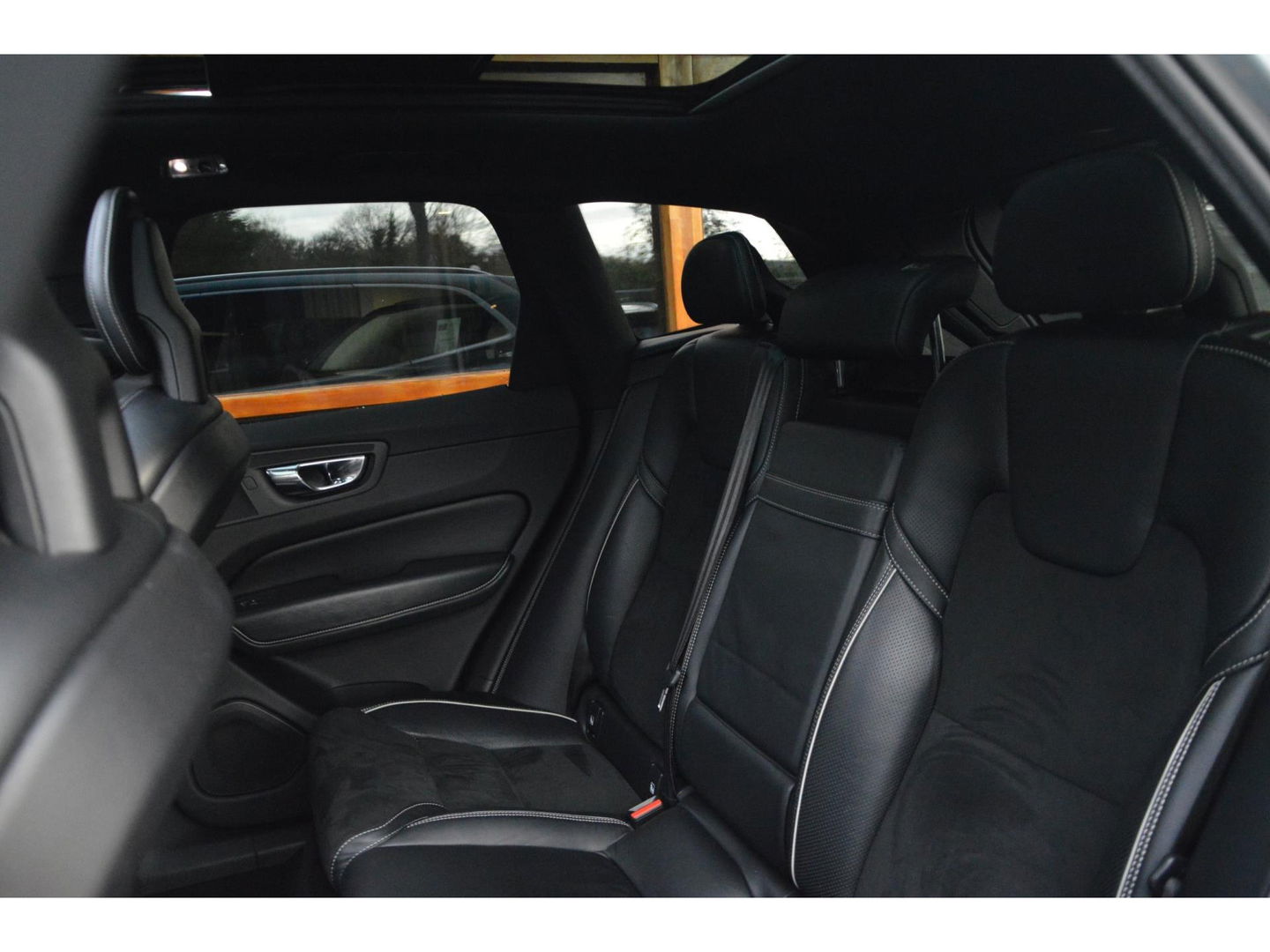 Volvo XC60 T8 Hybride AWD R-Design | Luchtvering | Panoramadak | Trekhaak 2100KG | Rondom stoelverwarming | 360 Camera |