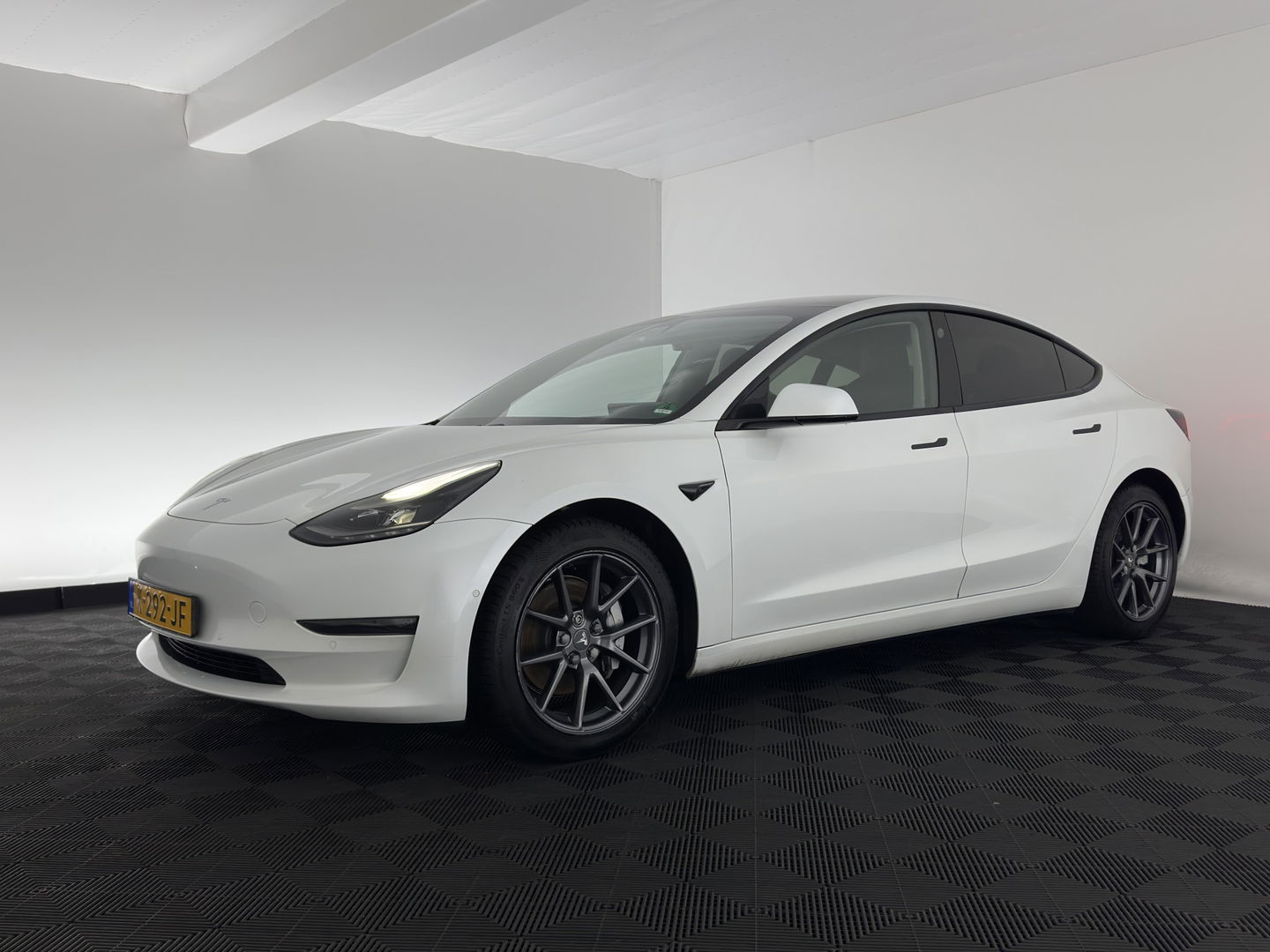 Tesla Model 3 Long Range AWD 75 kWh [3-Fase] {SOH-86%} (INCL-BTW)  Aut. *HEATPUMP | PANO | AUTO-PILOT | LUXURY-LEATHER | KEYLESS | FULL-LED | MEMORY-PACK | SURROUND-VIEW | DAB | CARPLAY | DIGI-COCKPIT | LANE-ASSIST | COMFORT-SEATS | 18"ALU*