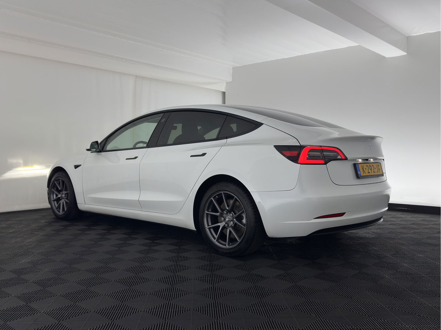 Tesla Model 3 Long Range AWD 75 kWh [3-Fase] {SOH-86%} (INCL-BTW)  Aut. *HEATPUMP | PANO | AUTO-PILOT | LUXURY-LEATHER | KEYLESS | FULL-LED | MEMORY-PACK | SURROUND-VIEW | DAB | CARPLAY | DIGI-COCKPIT | LANE-ASSIST | COMFORT-SEATS | 18"ALU*