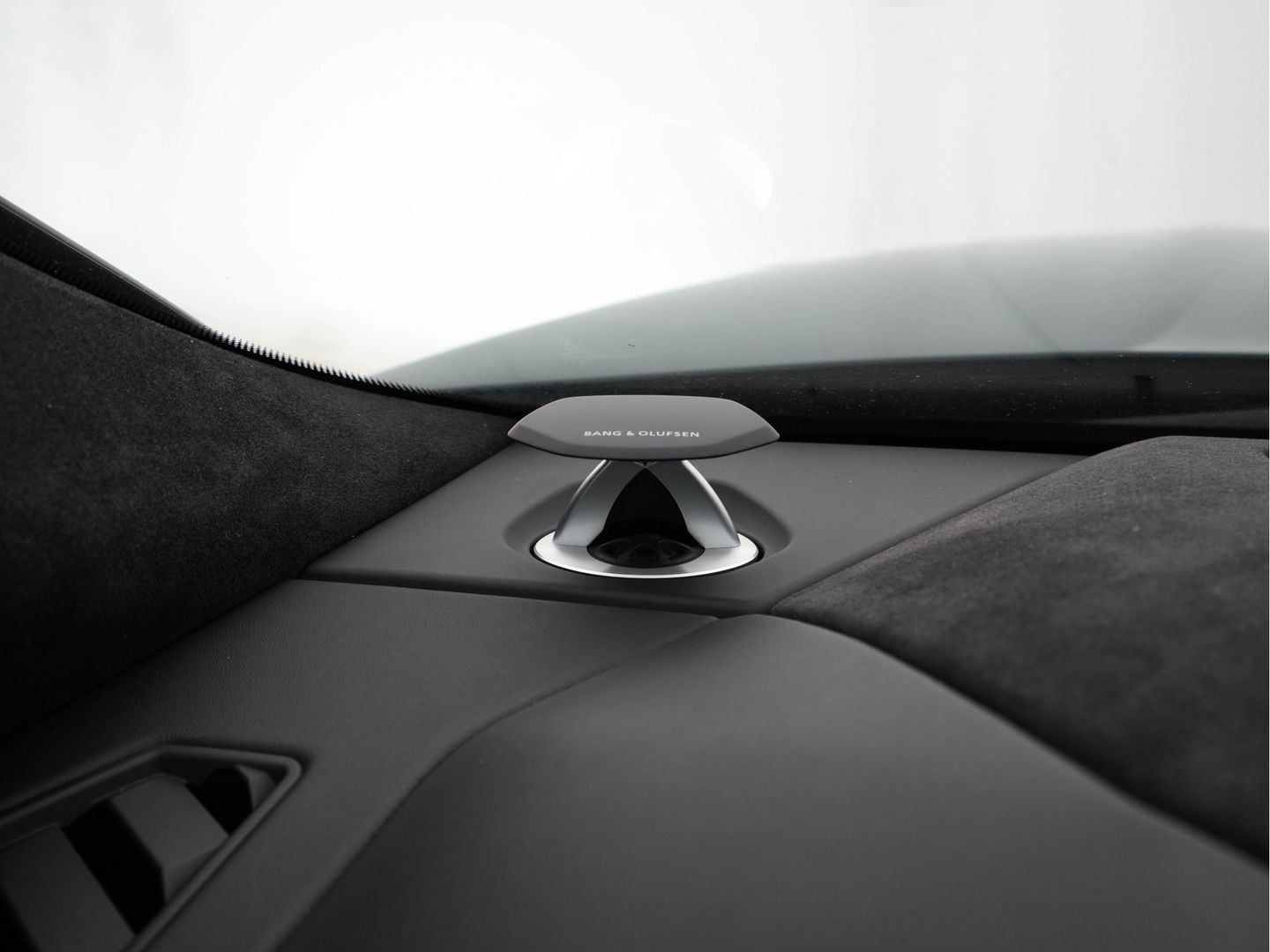 Lamborghini Urus 4.0 V8 Pearl Capsule (INCL-BTW) *CERAMIC-BRAKES | PANO | HEAD-UP | SOFT-CLOSE | LEATHER-ALCANTARA | FULL-LED | NIGHT-VISION | BANG&OLUFSEN | MEMORY-PACK | HEATED-SPORTSEATS | TOP-VIEW | ADAPTIVE-CRUISE | ...