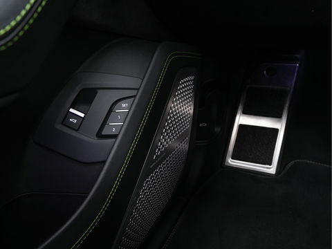 Lamborghini Urus 4.0 V8 Pearl Capsule (INCL-BTW) *CERAMIC-BRAKES | PANO | HEAD-UP | SOFT-CLOSE | LEATHER-ALCANTARA | FULL-LED | NIGHT-VISION | BANG&OLUFSEN | MEMORY-PACK | HEATED-SPORTSEATS | TOP-VIEW | ADAPTIVE-CRUISE | ...