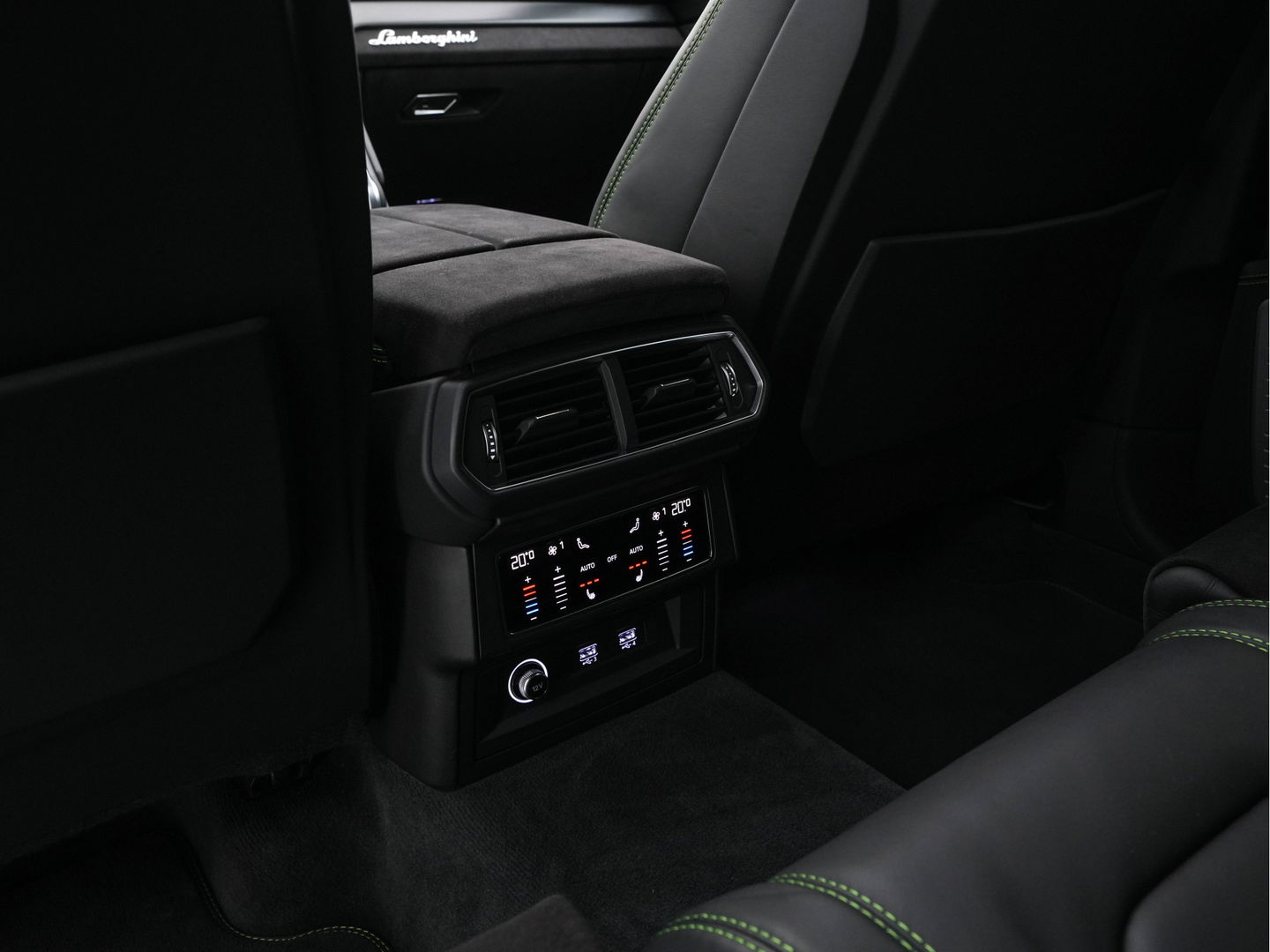 Lamborghini Urus 4.0 V8 Pearl Capsule (INCL-BTW) *CERAMIC-BRAKES | PANO | HEAD-UP | SOFT-CLOSE | LEATHER-ALCANTARA | FULL-LED | NIGHT-VISION | BANG&OLUFSEN | MEMORY-PACK | HEATED-SPORTSEATS | TOP-VIEW | ADAPTIVE-CRUISE | ...