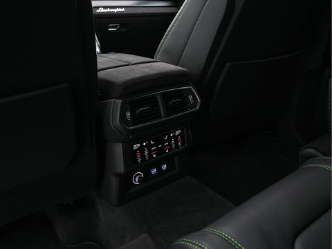 Lamborghini Urus 4.0 V8 Pearl Capsule (INCL-BTW) *CERAMIC-BRAKES | PANO | HEAD-UP | SOFT-CLOSE | LEATHER-ALCANTARA | FULL-LED | NIGHT-VISION | BANG&OLUFSEN | MEMORY-PACK | HEATED-SPORTSEATS | TOP-VIEW | ADAPTIVE-CRUISE | ...