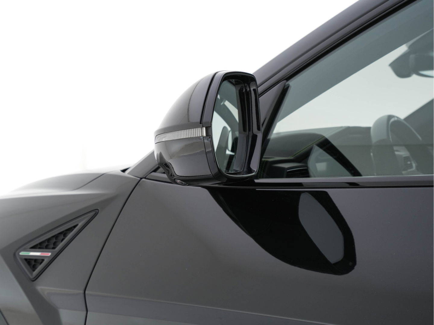 Lamborghini Urus 4.0 V8 Pearl Capsule (INCL-BTW) *CERAMIC-BRAKES | PANO | HEAD-UP | SOFT-CLOSE | LEATHER-ALCANTARA | FULL-LED | NIGHT-VISION | BANG&OLUFSEN | MEMORY-PACK | HEATED-SPORTSEATS | TOP-VIEW | ADAPTIVE-CRUISE | ...