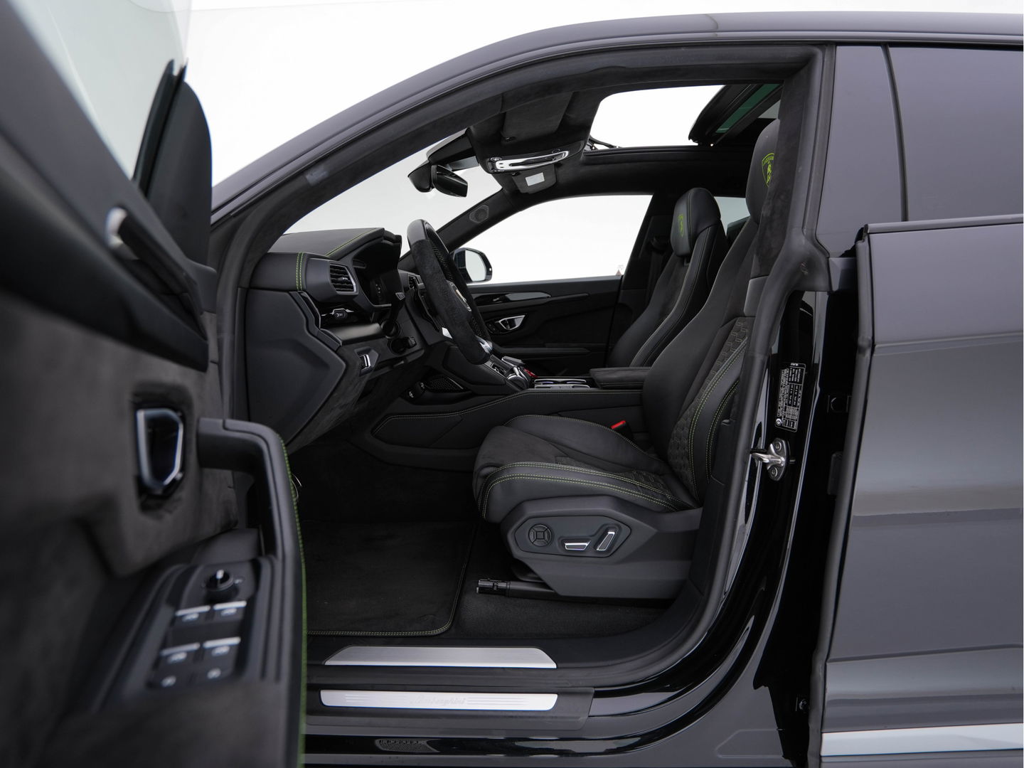 Lamborghini Urus 4.0 V8 Pearl Capsule (INCL-BTW) *CERAMIC-BRAKES | PANO | HEAD-UP | SOFT-CLOSE | LEATHER-ALCANTARA | FULL-LED | NIGHT-VISION | BANG&OLUFSEN | MEMORY-PACK | HEATED-SPORTSEATS | TOP-VIEW | ADAPTIVE-CRUISE | ...