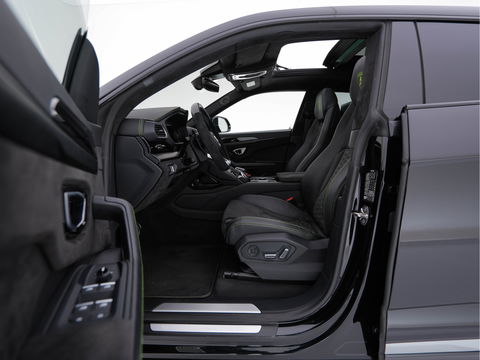 Lamborghini Urus 4.0 V8 Pearl Capsule (INCL-BTW) *CERAMIC-BRAKES | PANO | HEAD-UP | SOFT-CLOSE | LEATHER-ALCANTARA | FULL-LED | NIGHT-VISION | BANG&OLUFSEN | MEMORY-PACK | HEATED-SPORTSEATS | TOP-VIEW | ADAPTIVE-CRUISE | ...