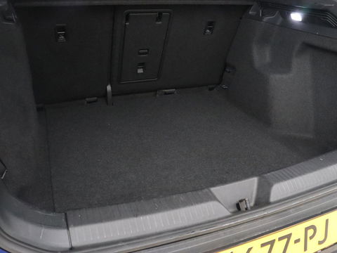 Volkswagen ID.5 Pro 77 kWh | Trekhaak | Stoelverwarming | Matrix LED | Camera | Carplay | Keyless | Stuurverwarming | Adaptive cruise | Navigatie | 20'' | Park Assist