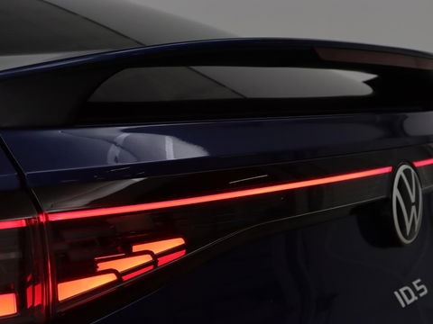 Volkswagen ID.5 Pro 77 kWh | Trekhaak | Stoelverwarming | Matrix LED | Camera | Carplay | Keyless | Stuurverwarming | Adaptive cruise | Navigatie | 20'' | Park Assist