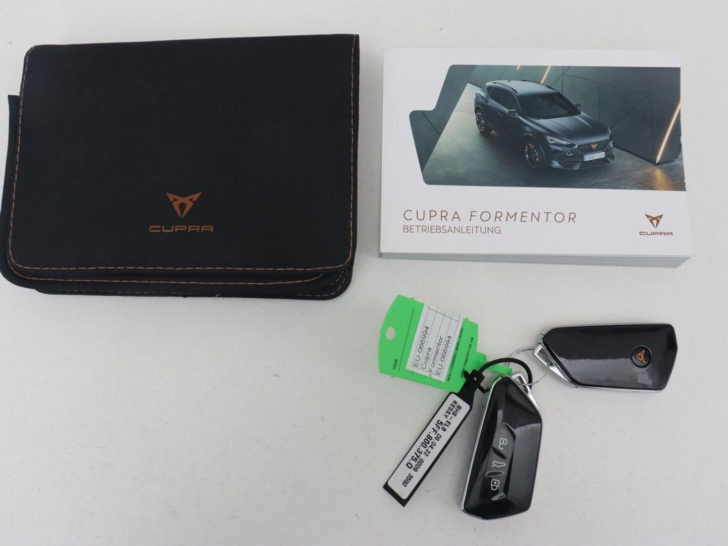 CUPRA Formentor 1.4 eHybrid VZ | 245pk | Stoelverwarming | Camera | Adaptive cruise | Sfeerverlichting | Navigatie | Keyless | 19'' | Stuurverwarming | Full LED | PHEV | Plug In