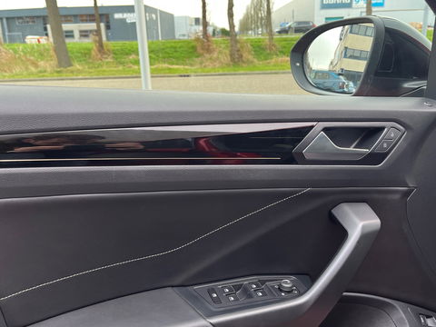 Volkswagen T-Roc 1.5 TSI R-Line|Pano|Beats|IQ.Light|Camera|ACC|Keyless|Carplay|Stoelverwarming|150PK