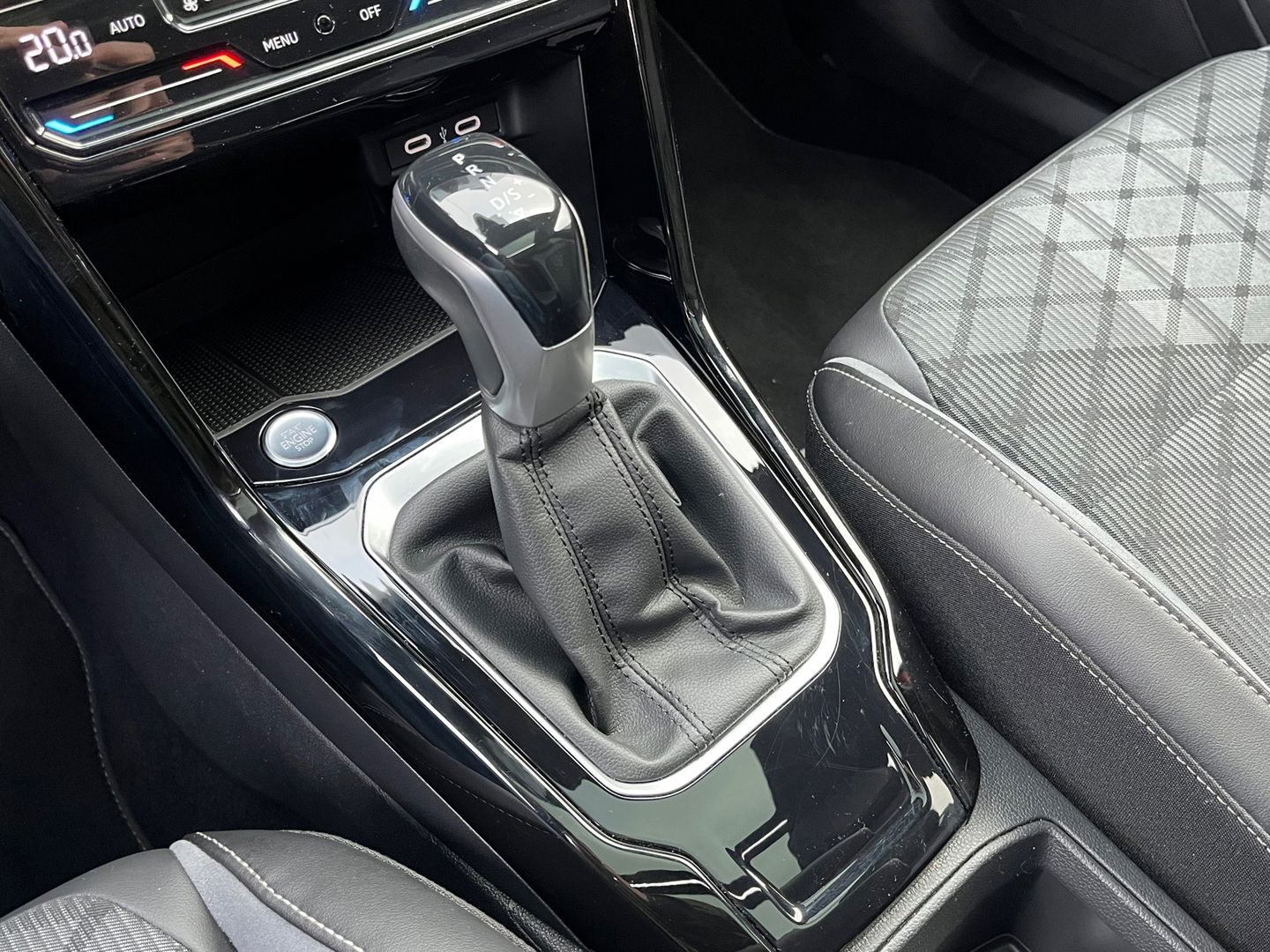 Volkswagen T-Roc 1.5 TSI R-Line|Pano|Beats|IQ.Light|Camera|ACC|Keyless|Carplay|Stoelverwarming|150PK