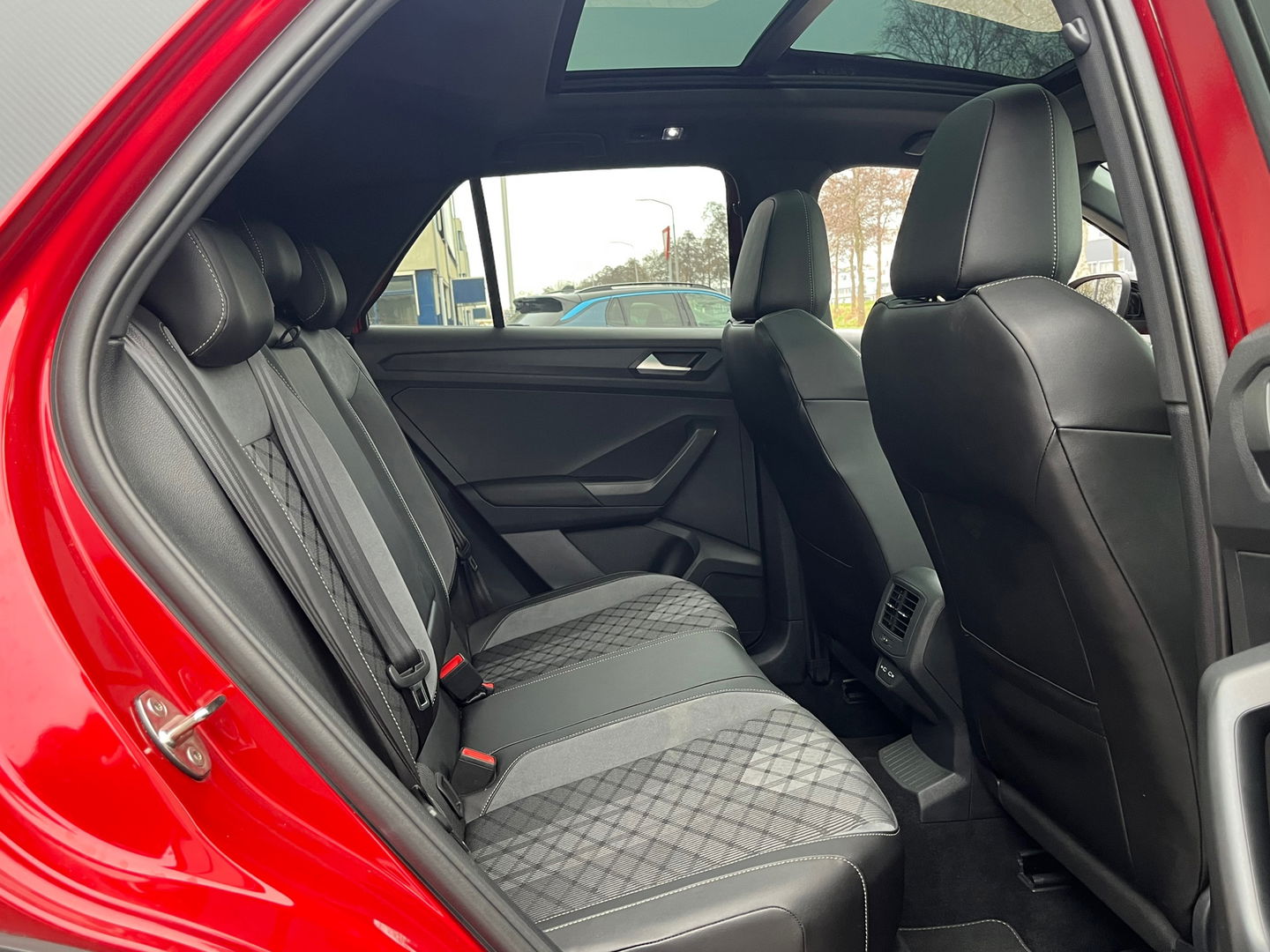 Volkswagen T-Roc 1.5 TSI R-Line|Pano|Beats|IQ.Light|Camera|ACC|Keyless|Carplay|Stoelverwarming|150PK