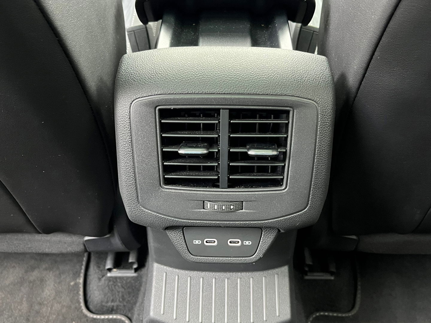 Volkswagen T-Roc 1.5 TSI R-Line|Pano|Beats|IQ.Light|Camera|ACC|Keyless|Carplay|Stoelverwarming|150PK