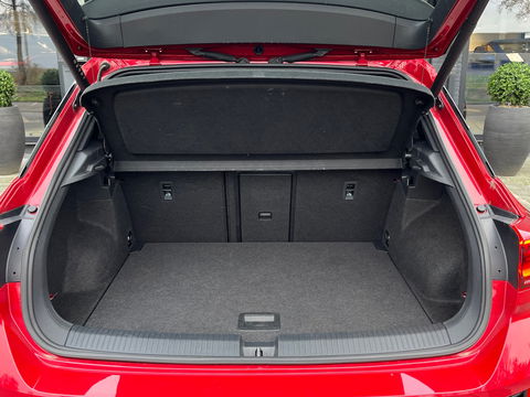 Volkswagen T-Roc 1.5 TSI R-Line|Pano|Beats|IQ.Light|Camera|ACC|Keyless|Carplay|Stoelverwarming|150PK