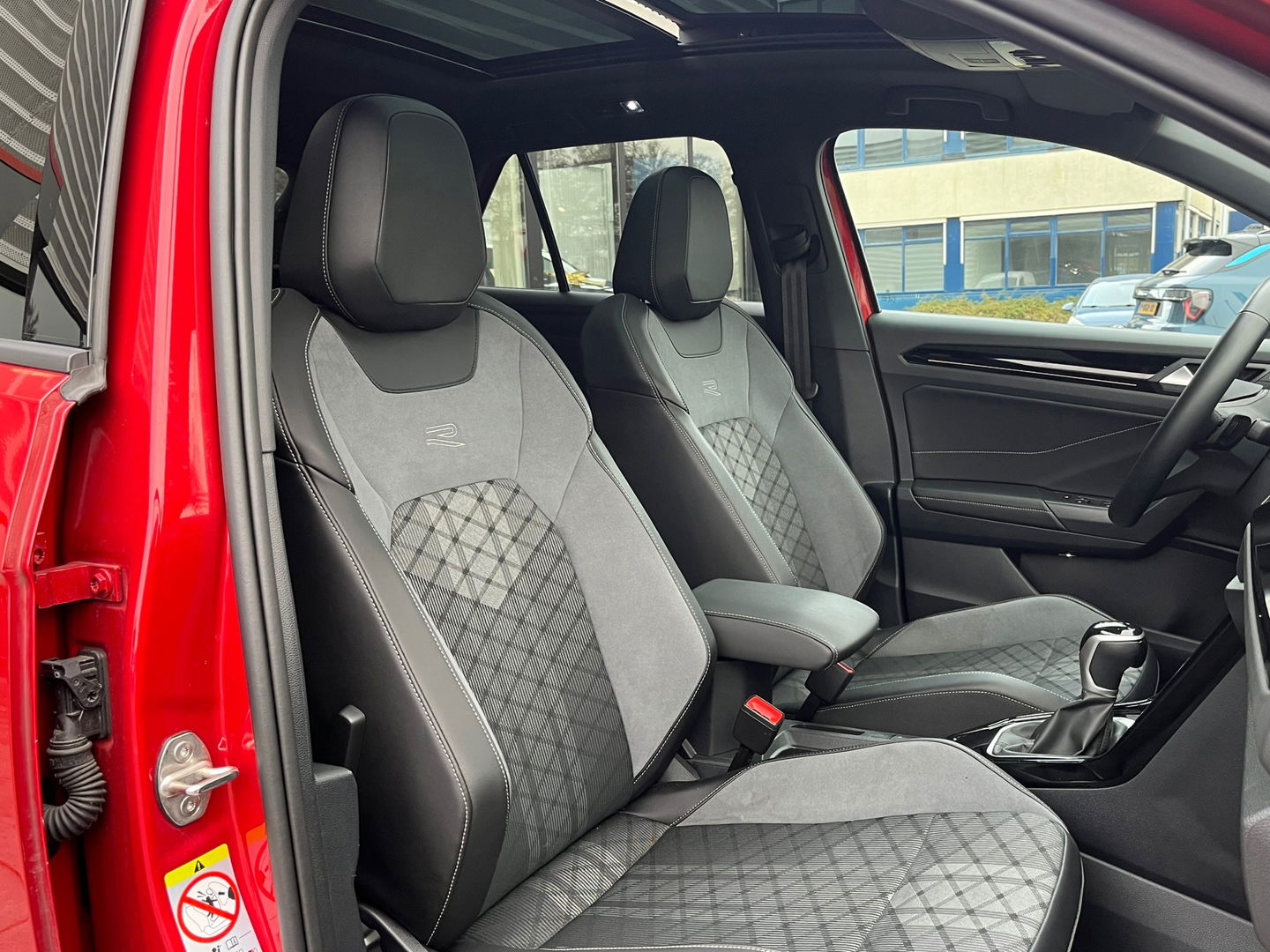 Volkswagen T-Roc 1.5 TSI R-Line|Pano|Beats|IQ.Light|Camera|ACC|Keyless|Carplay|Stoelverwarming|150PK