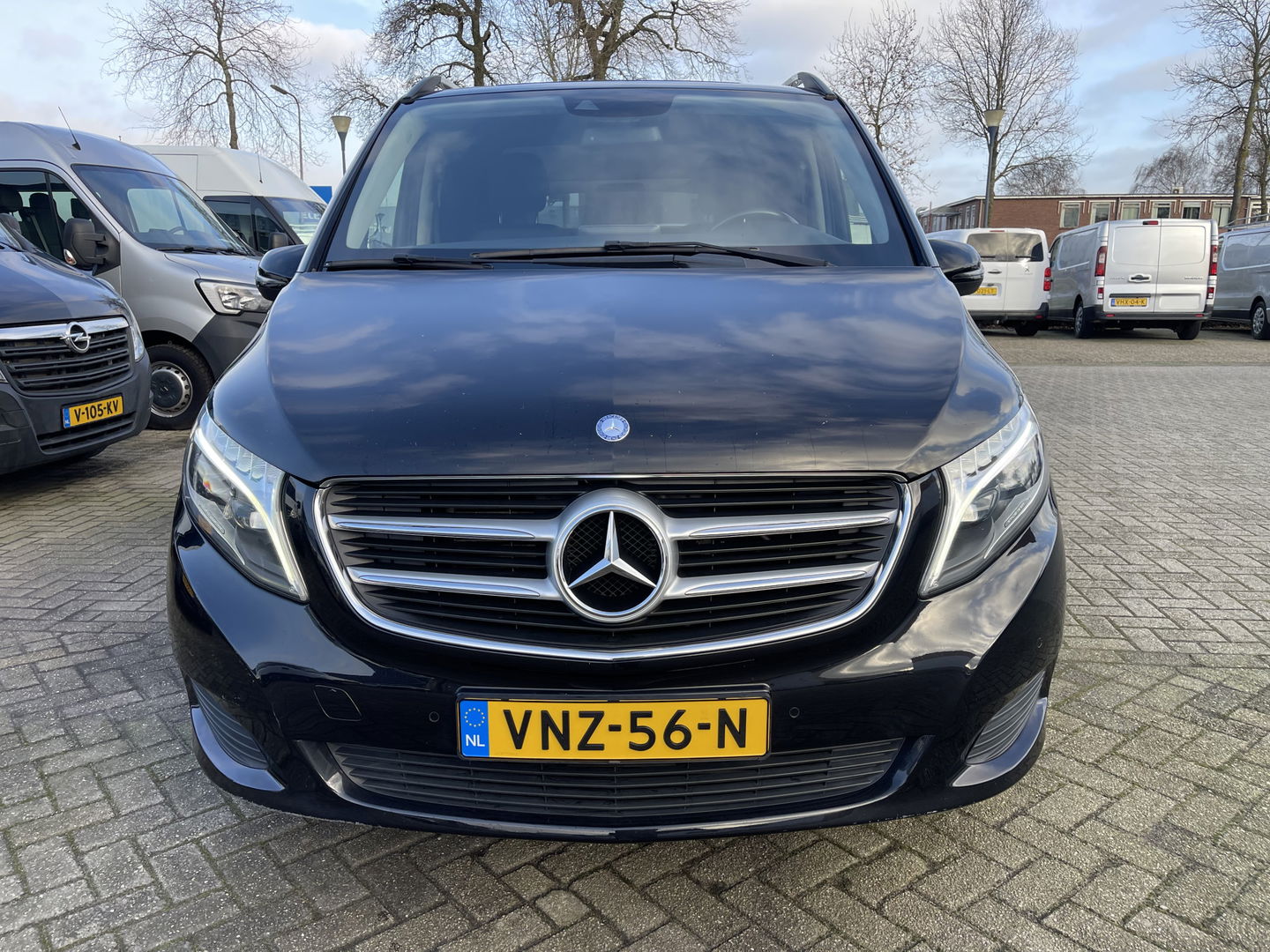 Mercedes-Benz V-Klasse 250d 190pk automaat Lang L2H1 Avantgarde 2 persoons / enkel cabine / vaste prijs rijklaar € 34.950 marge / extra stoelen los aanwezig / dubbele electrische schuifdeur / trekhaak / vol opties !