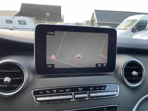 Mercedes-Benz V-Klasse 250d 190pk automaat Lang L2H1 Avantgarde 2 persoons / enkel cabine / vaste prijs rijklaar € 34.950 marge / extra stoelen los aanwezig / dubbele electrische schuifdeur / trekhaak / vol opties !